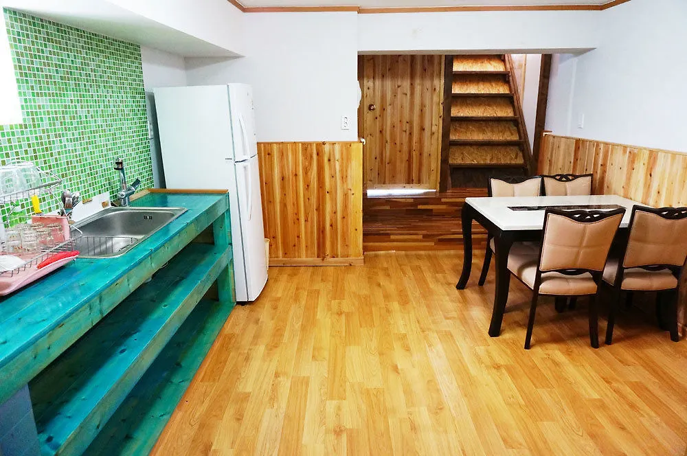 Unnie Guesthouse - Hostel Jeju