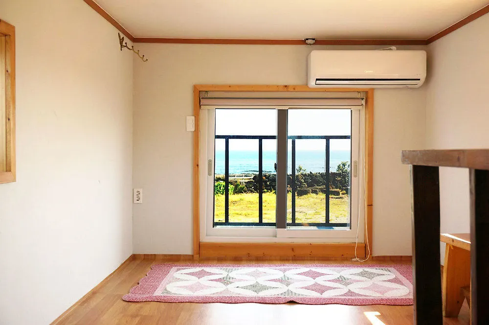 Unnie Guesthouse - Hostel Jeju Hotel